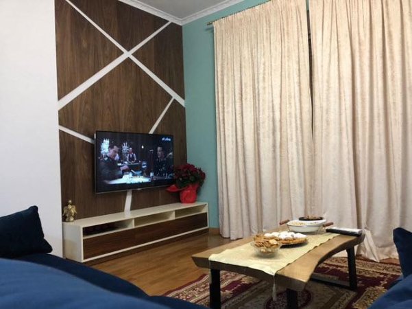 Tirane, jepet me qera apartament 2+1+Ballkon Kati 3, 95 m² 600 € (Rr. Peti te Liqeni i Thate)