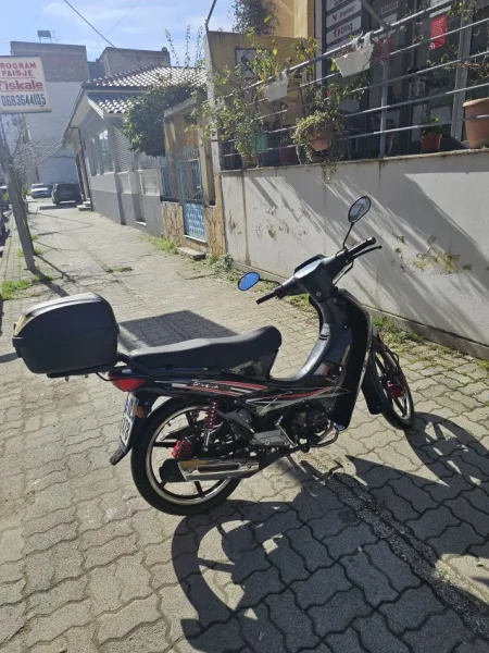 Vlore, shes Motociklete , e zeze 1.400 €