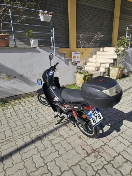 Vlore, shes Motociklete , e zeze 1.400 €