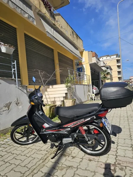 Vlore, shes Motociklete , e zeze 1.400 €