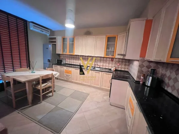 Tirane, jepet me qera apartament 3+1+Ballkon Kati 5, 155 m² 1.200 € (ZOGU I ZI)