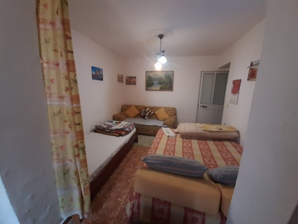 Tirane, jepet me qera apartament 1+1 Kati 1, 47 m² 400 € (Xhamllik)