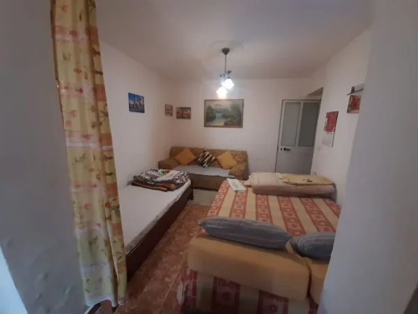 Tirane, jepet me qera apartament 1+1 Kati 1, 47 m² 400 € (Xhamllik)