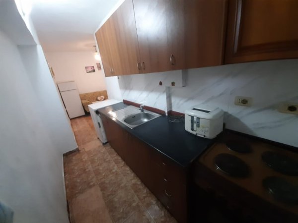 Tirane, jepet me qera apartament 1+1 Kati 1, 47 m² 400 € (Xhamllik)