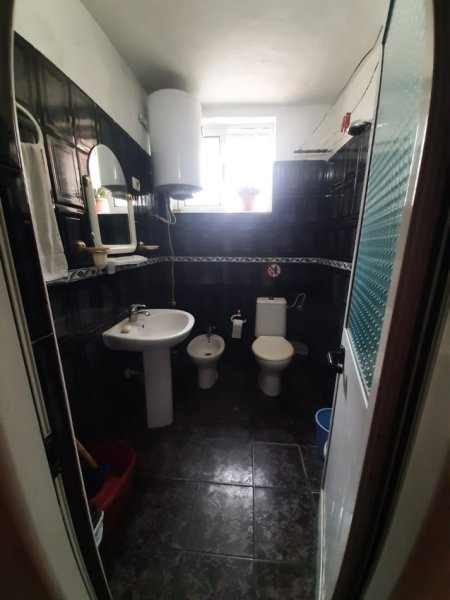 Tirane, jepet me qera apartament 1+1 Kati 1, 47 m² 400 € (Xhamllik)