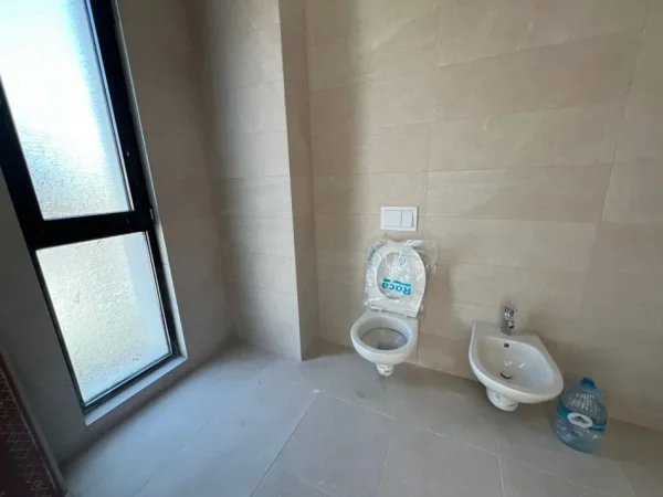 Tirane, jepet me qera apartament 2+1+Ballkon Kati 5, 100 m² 550 € (rruga dibres)