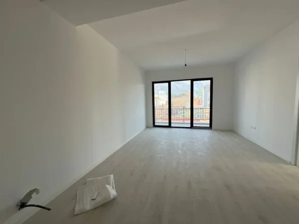 Tirane, jepet me qera apartament 2+1+Ballkon Kati 5, 100 m² 550 € (rruga dibres)