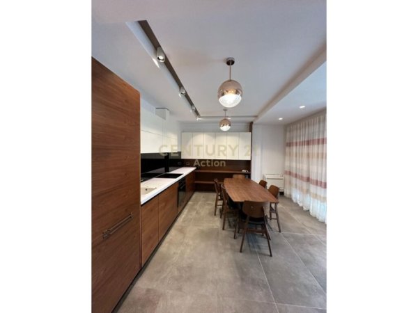 Durres, shes Vile 2+1+Aneks+Ballkon Kati 2, 400 m² 550.000 € (rruga gjiri i lalezit)