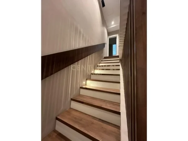 Durres, shes Vile 2+1+Aneks+Ballkon Kati 2, 400 m² 550.000 € (rruga gjiri i lalezit)