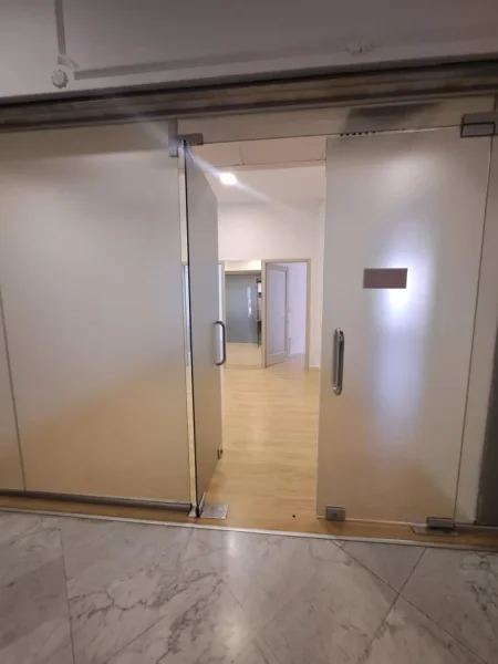 Tirane, jepet me qera zyre Kati 1, 80 m² 1.520 € (QENDER)