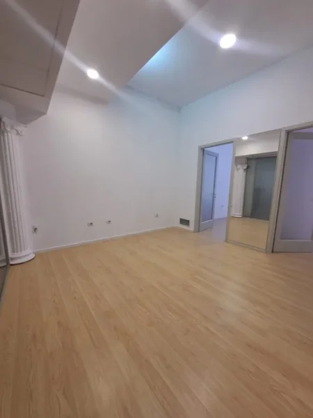 Tirane, jepet me qera zyre Kati 1, 80 m² 1.520 € (QENDER)