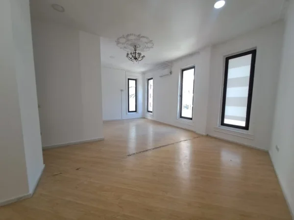 Tirane, jepet me qera zyre Kati 1, 80 m² 1.520 € (QENDER)