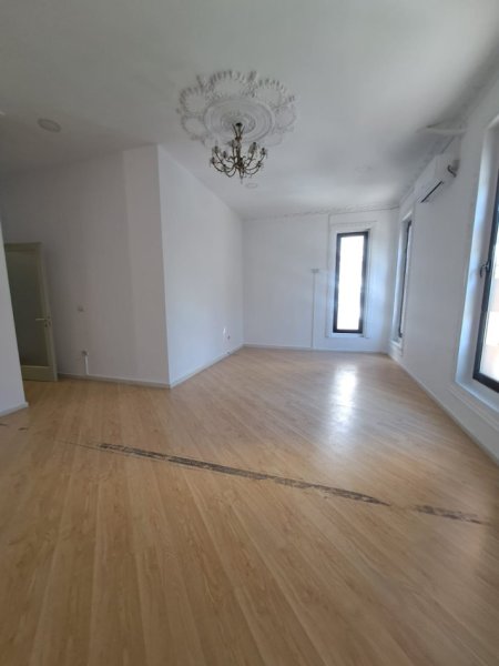 Tirane, jepet me qera zyre Kati 1, 80 m² 1.520 € (QENDER)