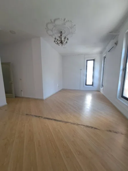 Tirane, jepet me qera zyre Kati 1, 80 m² 1.520 € (QENDER)