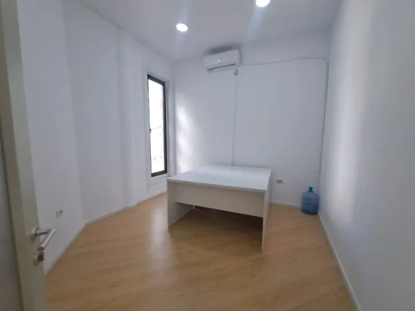 Tirane, jepet me qera zyre Kati 1, 80 m² 1.520 € (QENDER)