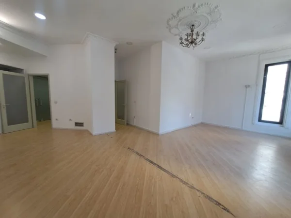 Tirane, jepet me qera zyre Kati 1, 80 m² 1.520 € (QENDER)