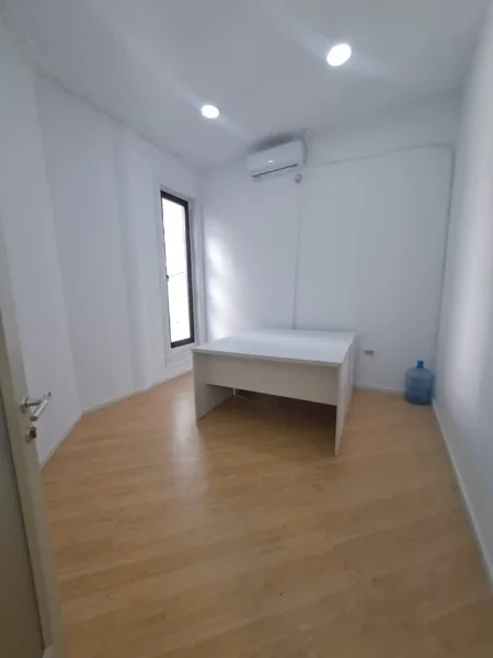 Tirane, jepet me qera zyre Kati 1, 80 m² 1.520 € (QENDER)