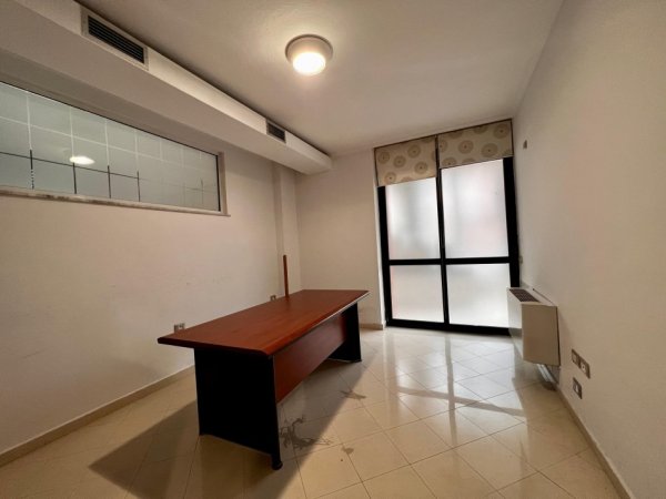 Tirane, jepet me qera apartament 3+1+Ballkon Kati 3, 137 m² 950 € (Myslym Shyri)