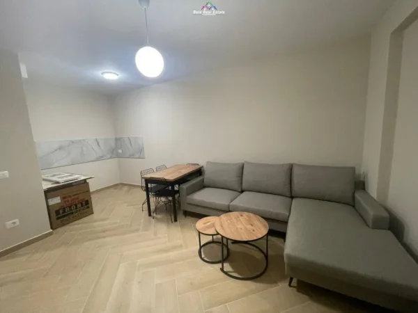Tirane, jepet me qera apartament 1+1 Kati 5, 65 m² 550 € (shkolla ebaletit)