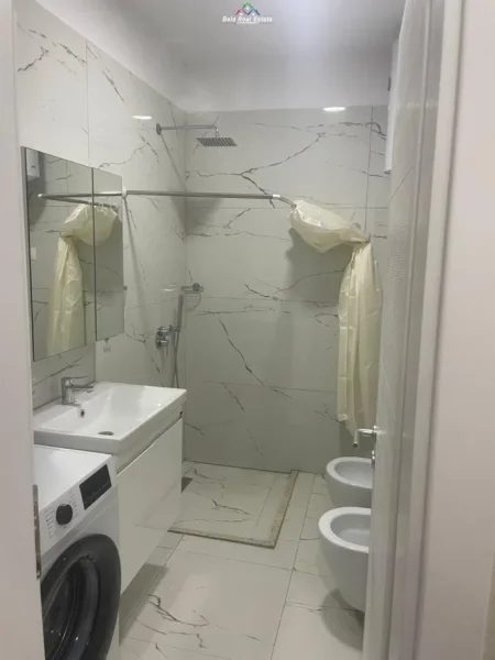 Tirane, jepet me qera apartament 1+1 Kati 5, 65 m² 550 € (shkolla ebaletit)