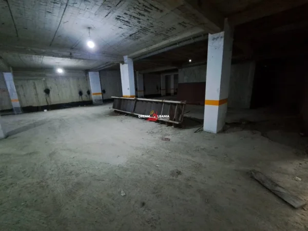 Tirane, jepet me qera magazine Kati -1, 300 m² 1.200 € (Ne rrugen Don Bosko)
