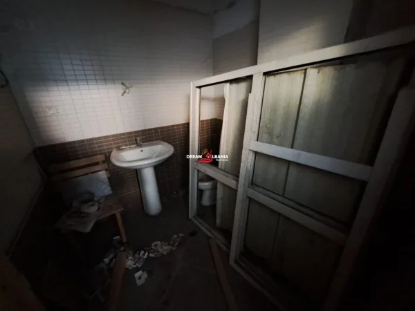 Tirane, jepet me qera magazine Kati -1, 300 m² 1.200 € (Ne rrugen Don Bosko)