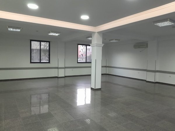 Tirane, jepet me qera zyre Kati 0, 400 m² 3.000 € (oxhaku)