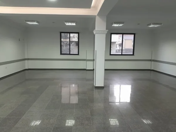 Tirane, jepet me qera zyre Kati 0, 400 m² 3.000 € (oxhaku)