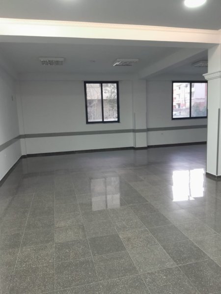 Tirane, jepet me qera zyre Kati 0, 400 m² 3.000 € (oxhaku)