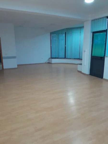 Tirane, jepet me qera zyre Kati 0, 400 m² 3.000 € (oxhaku)