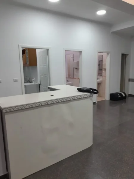 Tirane, jepet me qera zyre Kati 0, 400 m² 3.000 € (oxhaku)