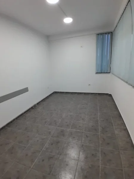 Tirane, jepet me qera zyre Kati 0, 400 m² 3.000 € (oxhaku)