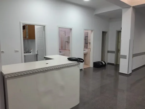 Tirane, jepet me qera zyre Kati 0, 400 m² 3.000 € (oxhaku)