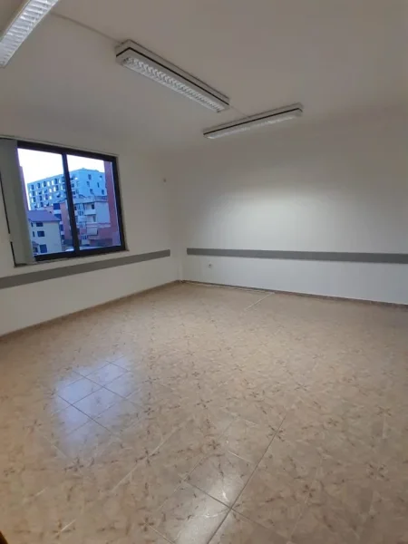 Tirane, jepet me qera zyre Kati 0, 400 m² 3.000 € (oxhaku)