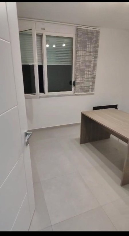 Tirane, jepet me qera zyre Kati 4, 80 m² 700 € (mylym shyri)