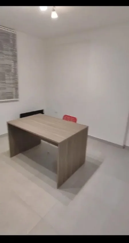 Tirane, jepet me qera zyre Kati 4, 80 m² 700 € (mylym shyri)