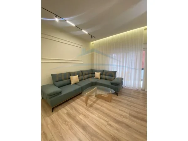 Tirane, jepet me qera apartament 2+1+Ballkon Kati 1, 115 m² 700 € (Ali Demi)