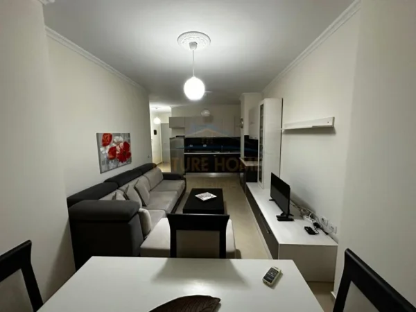 Tirane, jepet me qera apartament 1+1+Ballkon Kati 5, 61 m² 550 € (21 Dhjetori)