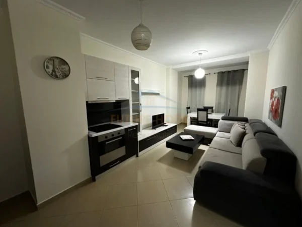 Tirane, jepet me qera apartament 1+1+Ballkon Kati 5, 61 m² 550 € (21 Dhjetori)