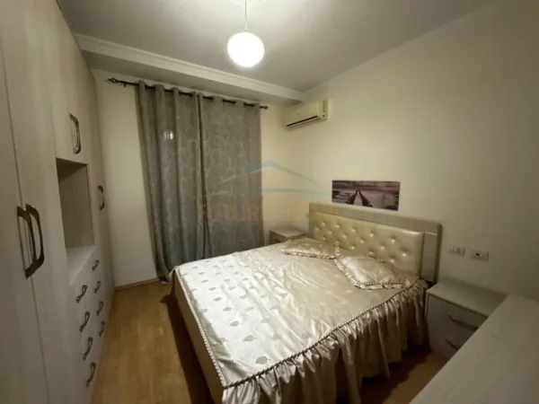 Tirane, jepet me qera apartament 1+1+Ballkon Kati 5, 61 m² 550 € (21 Dhjetori)