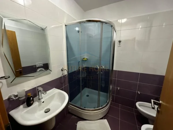 Tirane, jepet me qera apartament 1+1+Ballkon Kati 5, 61 m² 550 € (21 Dhjetori)