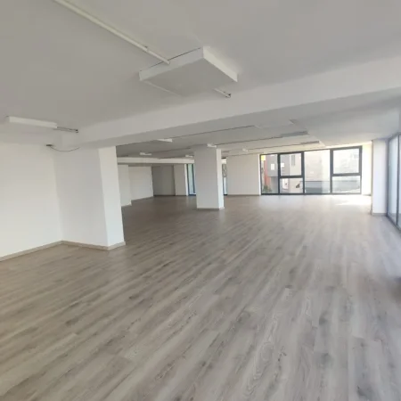 Tirane, jepet me qera ambjent biznesi Kati 1, 1.000 m² 8.000 € (RRUGA E DIBRES)