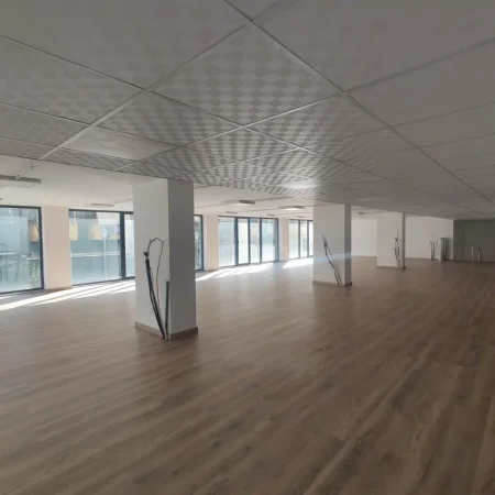 Tirane, jepet me qera ambjent biznesi Kati 1, 1.000 m² 8.000 € (RRUGA E DIBRES)