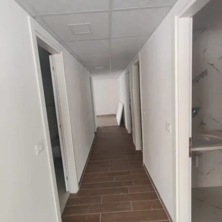 Tirane, jepet me qera ambjent biznesi Kati 1, 1.000 m² 8.000 € (RRUGA E DIBRES)