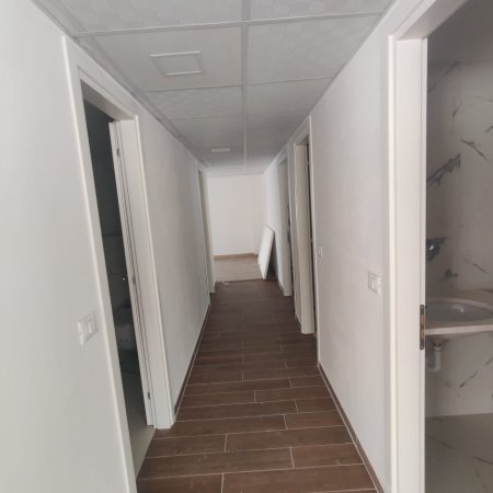 Tirane, jepet me qera ambjent biznesi Kati 1, 1.000 m² 8.000 € (RRUGA E DIBRES)