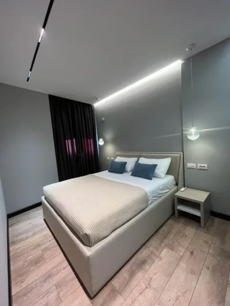 Tirane, jepet me qera 2+1+Ballkon Kati 4, 65 m² 1.500 € (rruga e barrikadave)