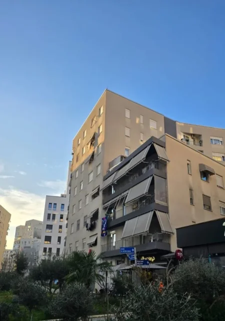 Tirane, jepet me qera bar-kafe Kati 0, 800 m² 800 € (Kompleksi Kontakt, 21 Dhjetori.)