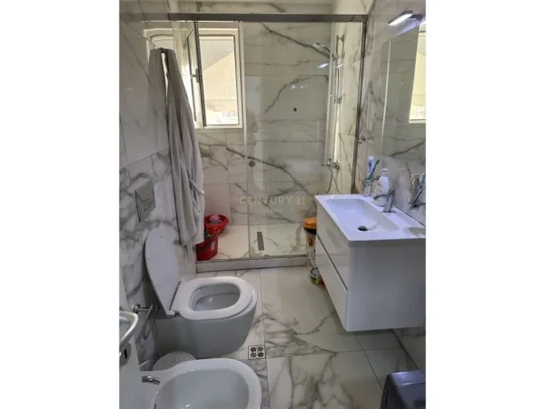 Tirane, shitet apartament 2+1 Kati 3, 75 m² 130.000 € (Globe)