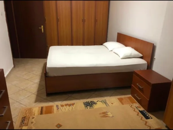 Tirane, jepet me qera 2+1 Kati 2, 100 m² 400 € (ali dem)