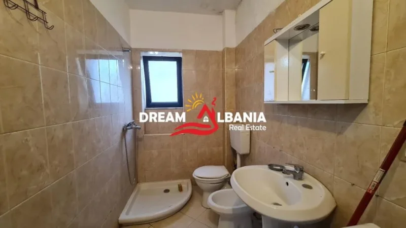 Tirane, shitet apartament 1+1+Ballkon Kati 4, 56 m² 110.000 € (Tek Kryqezimi i Brrylit)